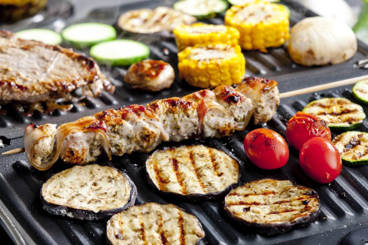 Elektromos grillen is ízletes ételek készülhetnek, így a társasházban élőknek sem kell lemondaniuk a grillezés élményéről / Fotó: Shutterstock