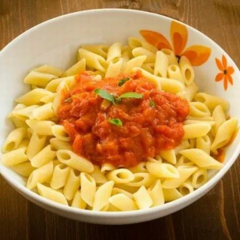 Bazsalikomos-paradicsomos tészta recept