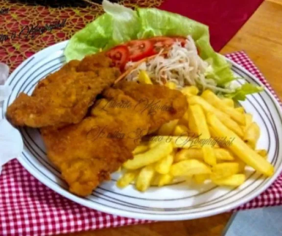 Rántott karaj sült krumplival, friss salátával  recept