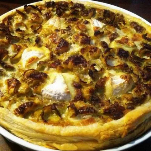 Kelbimbós pite camembert sajttal és szalonnával recept