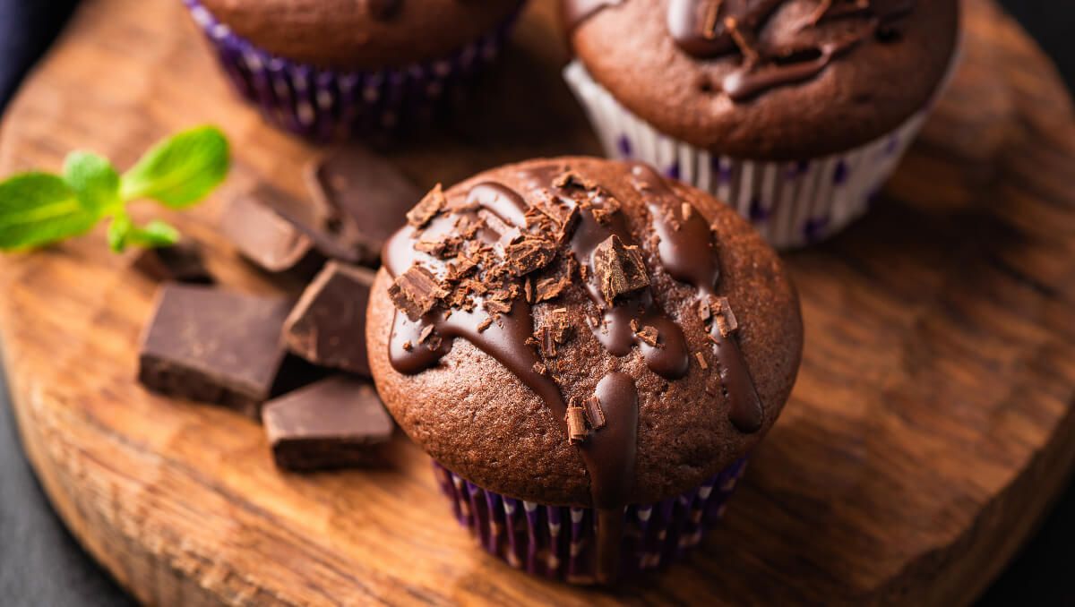 Bögrés duplacsokis muffin (Shutterstock) 