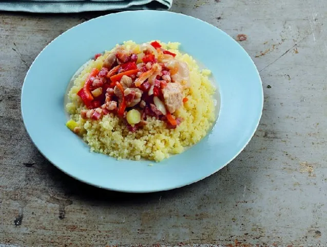 Baconös-pórés csirke kuszkuszágyon recept