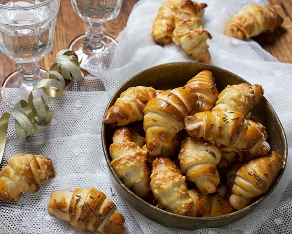 &nbsp;Kolbászkrémmel töltött kiflicskék recept