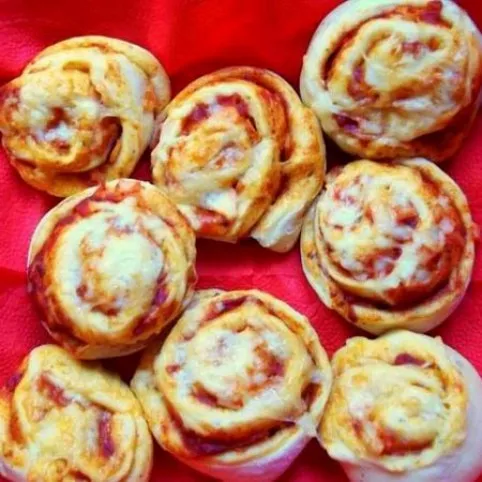 Sonkás-kukoricás pizzás csigák recept