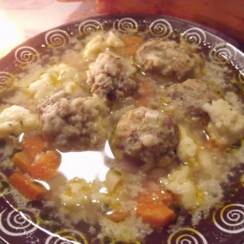Tárkonyos húsgombócleves óriás csipetkével recept