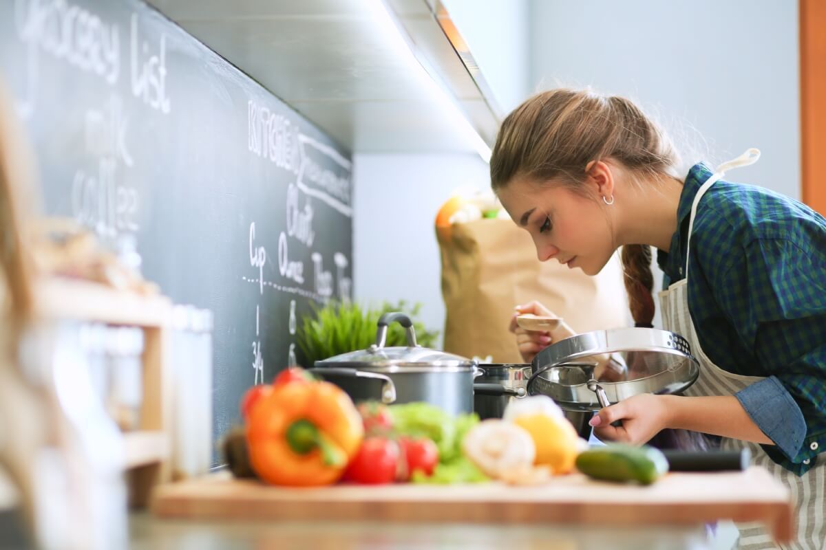 A kötény némi védelmet nyújt az ételszag ellen is / Fotó: Shutterstock