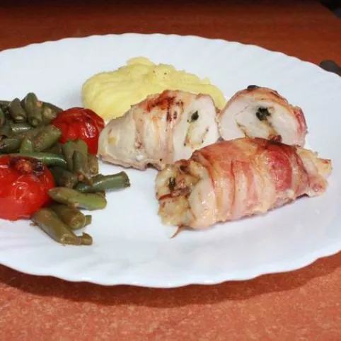 Sajtos-medvehagymás csirkemell baconbe tekerve recept
