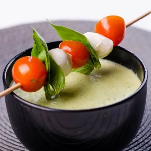 Joghurtos rukkolakrémleves caprese nyárssal recept
