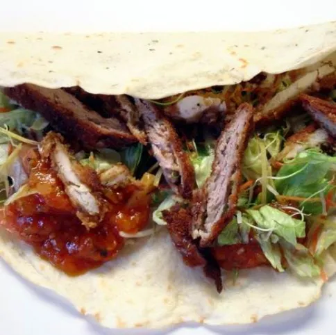 Csirkés taco házi tortillával és kétféle szósszal recept