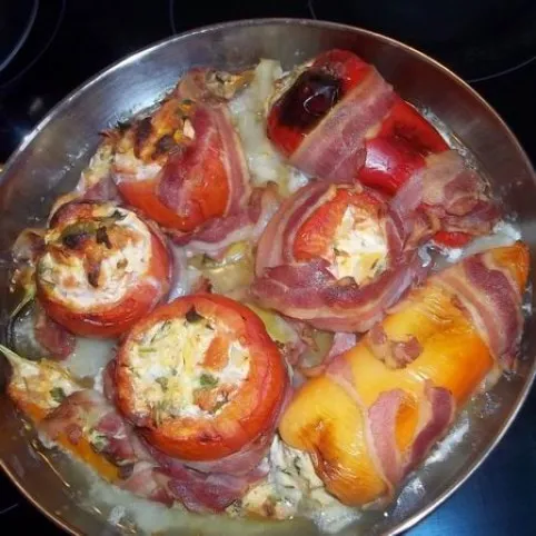 Túróval töltött paprika és paradicsom csicsókaágyon recept