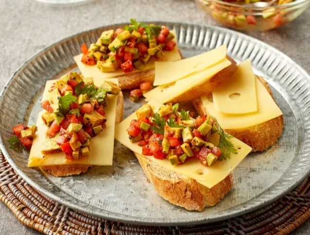 Sajtos-paradicsomos bruschetta avokádóval  recept