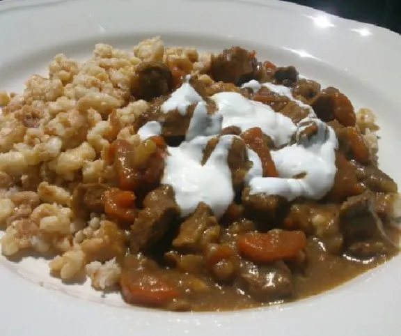 Mustáros-zöldséges sertésragu pirított házi tarhonyával recept