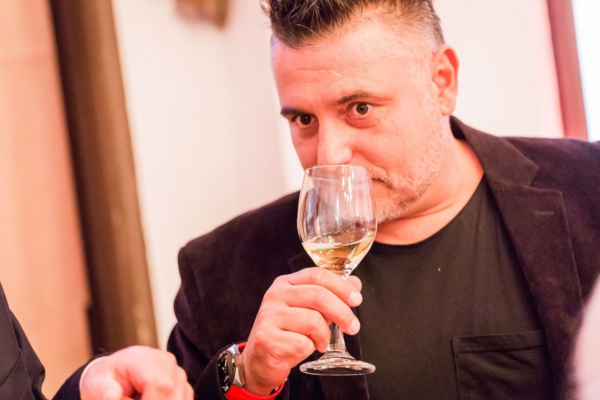 Sipos Tomi alkalmi sommelier-nek csapott fel!