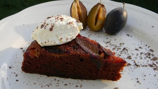 Fordított szilvás süti, csokis alappal, rumos tejszínhabbal recept