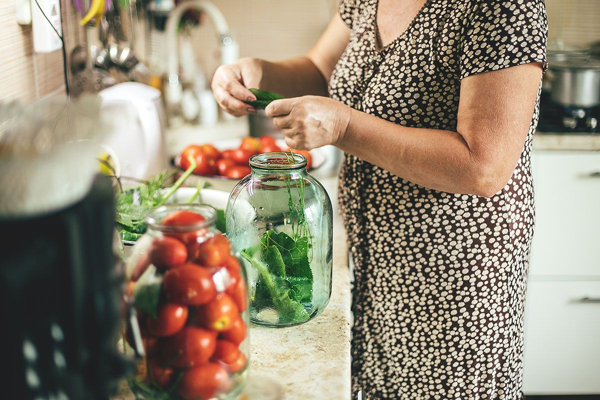 Nem árt, ha használunk celofánt, mielőtt lezárjuk a befőttesüveget /Fotó: Shutterstock