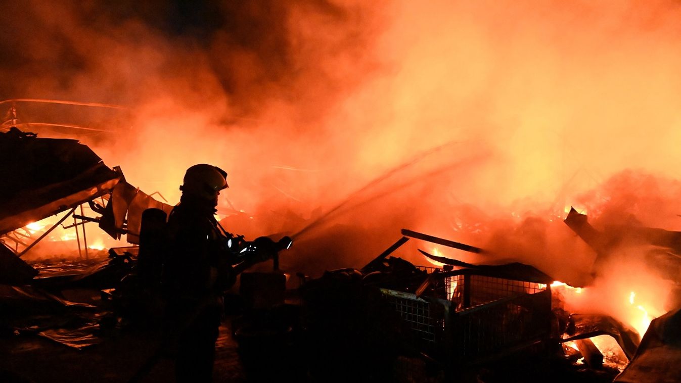 Kigyulladt és szinte teljesen megsemmisült egy kertészet Soroksáron - Fotók