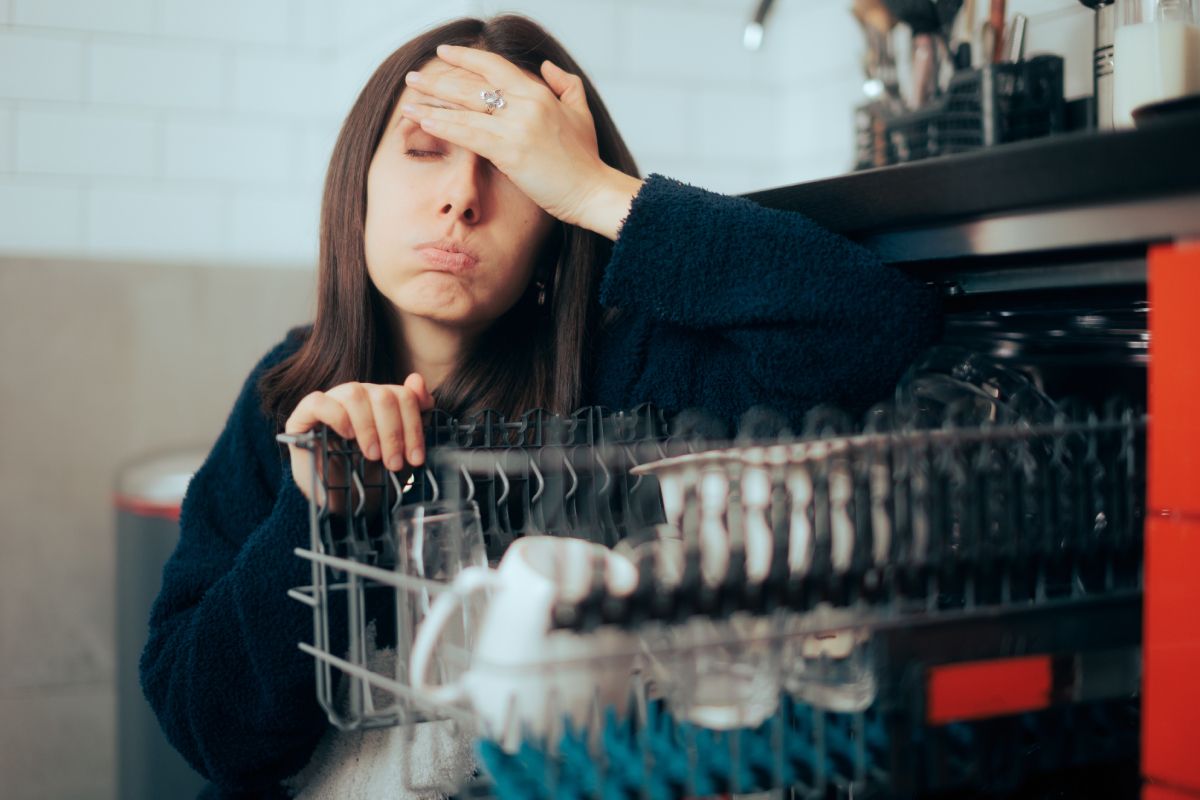 Ha fejtörést okoz, pontosan mit tehetsz mosogatógépbe, segítünk. Sajnos van, amit mindenképp manuálisan kell elmosogatni/ Fotó: Shutterstock