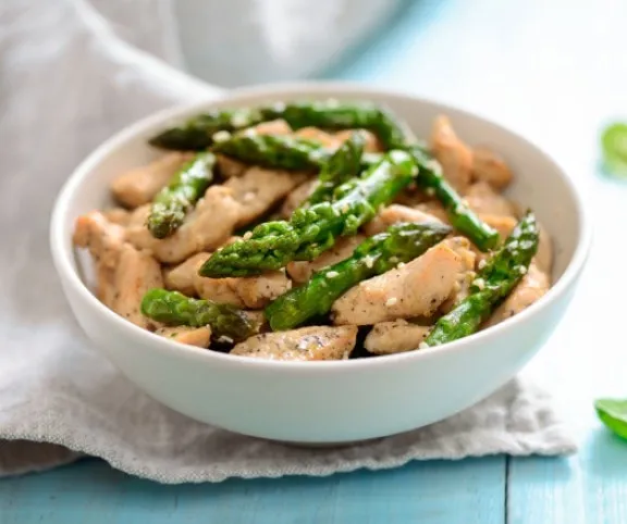 Csirkemell zöld spárgával wokban recept