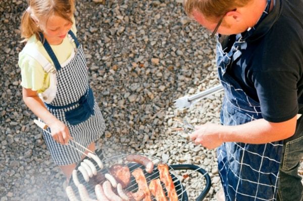 A grill kolbászokat nem kell pácolni