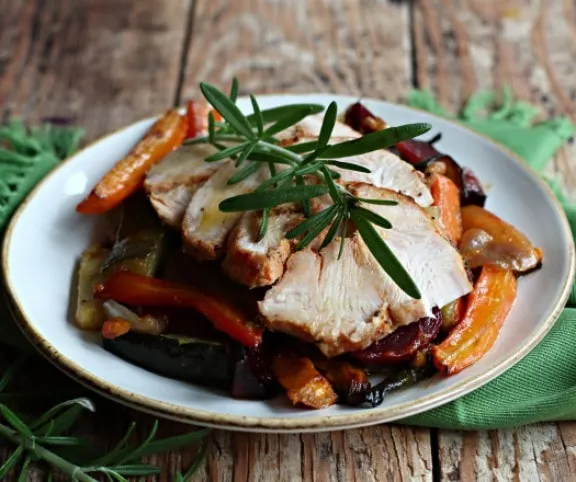 Kötözött pulykamell sült zöldségekkel recept