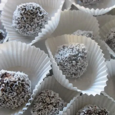 Suhajda (diós-mazsolás kókuszgolyó)  recept