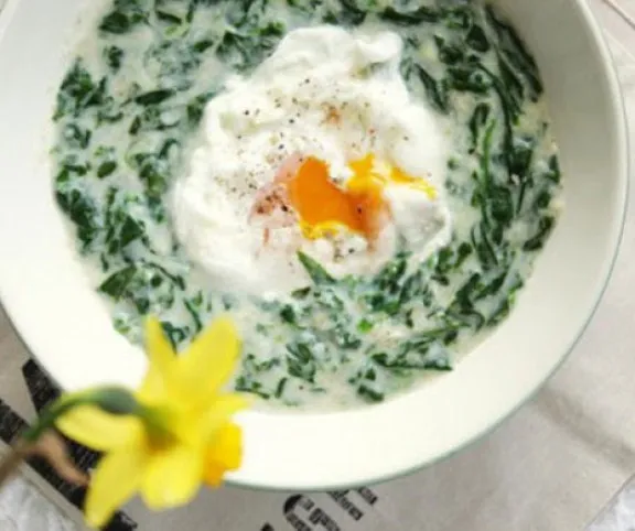 Spenót buggyantott tojással recept