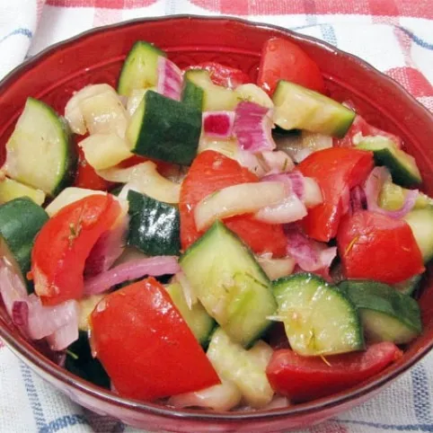 Kapros saláta friss zöldségekből recept