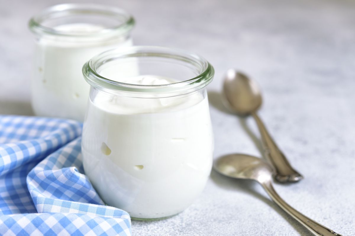 A natúr, krémes joghurt az egészséges, változatos étkezés egyik alapélelmiszere / Fotó: Shutterstock