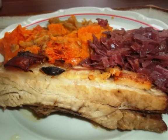 Sült malaccomb sütőtökkel és párolt káposztával recept