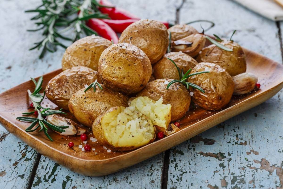 A héjában sült burgonya sokkal jobb választás, mint a sült krumpli / Fotó: Shutterstock