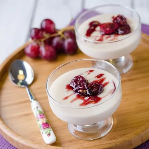 Arab tejpuding fűszeres kékszőlővel recept