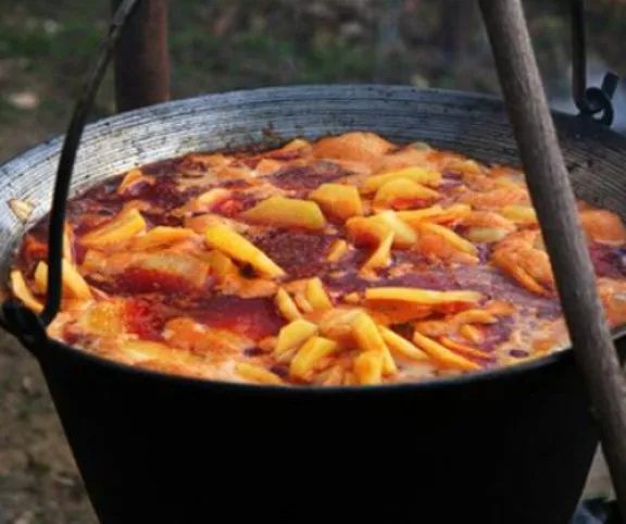 Paprikás krumpli bográcsban recept