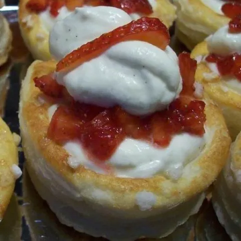 Habkönnyű epres koszorúk  recept