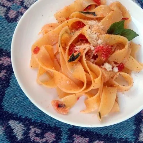 Chilis-fokhagymás tagliatelle recept