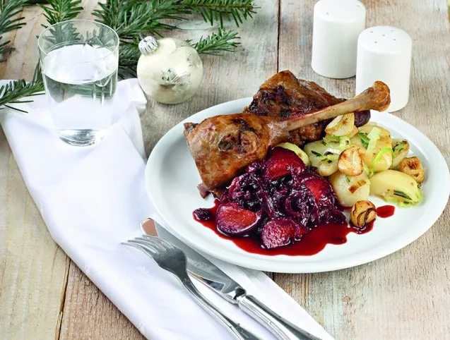 Töltött libacomb szilvás vörös káposztával és újhagymás burgonyával  recept