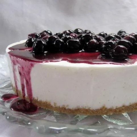 Fehércsokoládés cheesecake (sajttorta) áfonyaöntettel recept