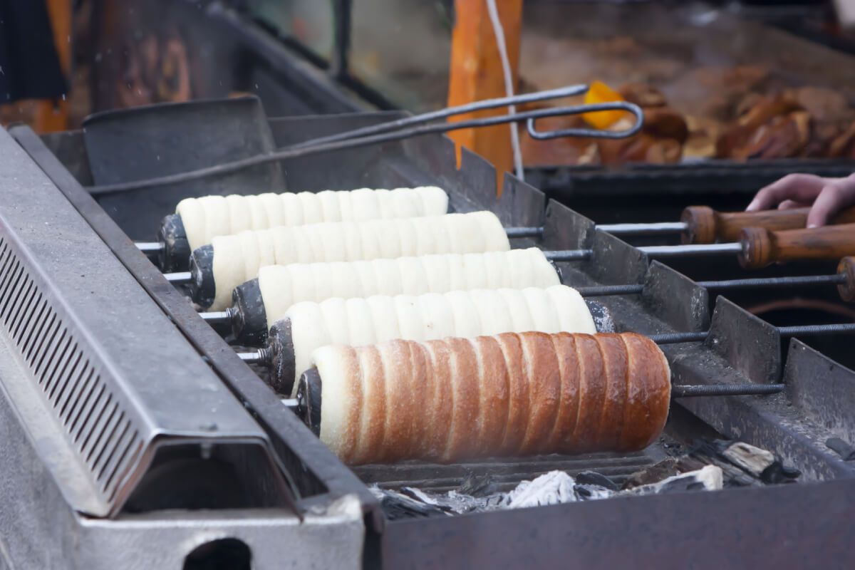 A kürtőskalács olyan finomság, amit minden külföldinek meg kell kóstolnia! / Fotó: Shutterstock