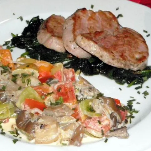 Szűzérmék spenótágyon lecsós gombaraguval recept