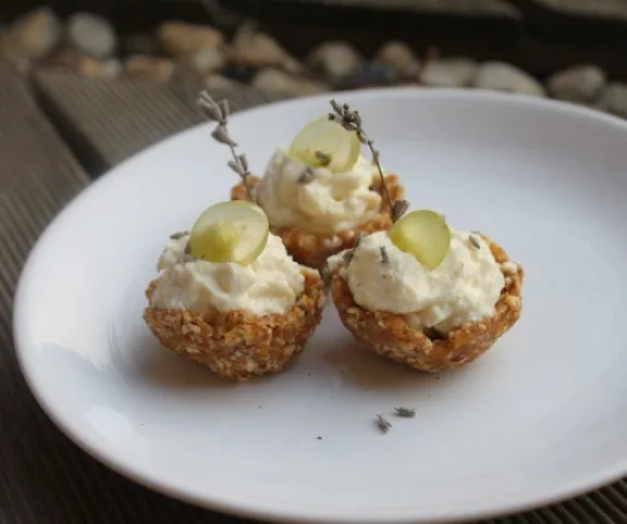 Sütés nélküli levendulás-szőlős sajttorta  recept