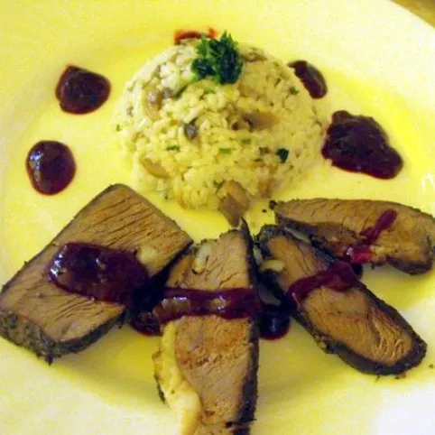 Tűzdelt őzcomb gombás rizzsel és Cumberland mártással recept