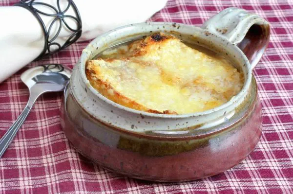 Egyszerű, de csodás, rengeteg módon variálható a hagymaleves