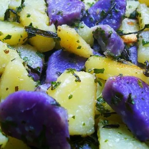 Rozmaringos lila és fehér burgonya recept