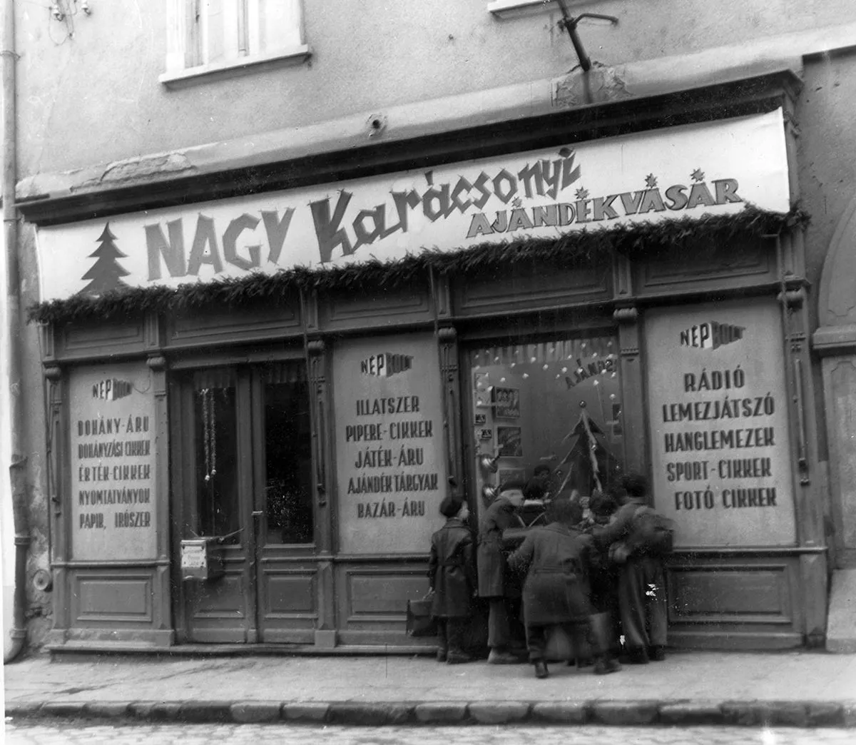 Gyerekek nézik egy budapesti bolt karácsonyi kirakatát 1954-ben /Fotó: Fortepan - Storymap