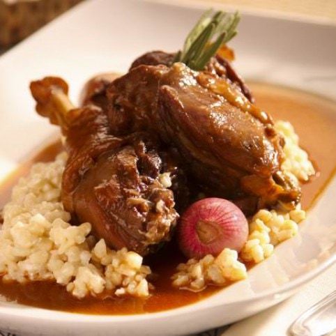 Vörösboros kakas (coq au vin) túrós tarhonyával recept