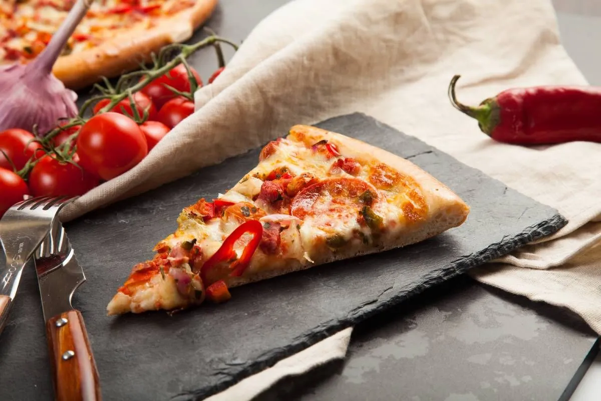 A pizza az egyik legkirályabb étel, ám sajnos tény, hogy másnaposan nem hozza azt az ízélményt, mint frissen sülve / Fotó: Shutterstock