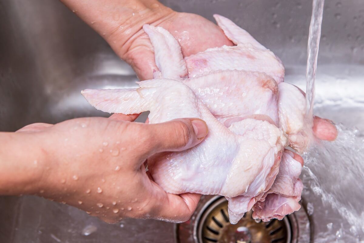 Megosztja az embereket a kérdés, hogy meg kell-e mosni a húst főzés előtt /Fotó: Shutterstock