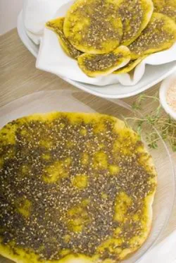 Manaich zaatar, libanoni fűszeres lepénykenyér sumac-kal