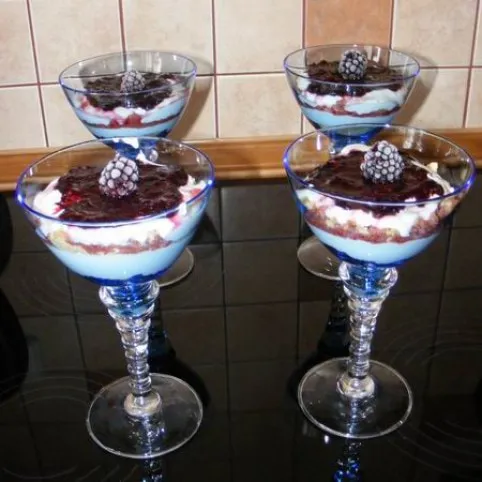 Krémsajtos kehely feketeribizlivel recept