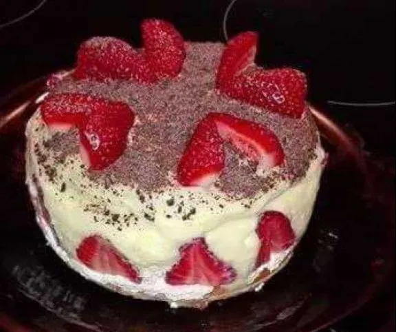 Vaníliás-tejszínes-epres torta csokival recept