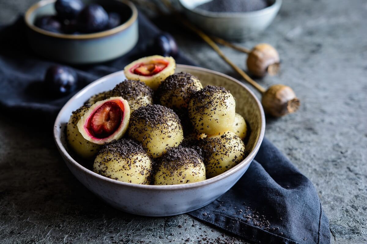 A szilvás gombócot forgathatjuk őrölt dióba és mákba is /Fotó: Shutterstock